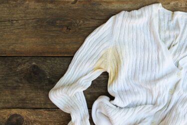 Sfaturi despre cum să scapi de petele de transpirație de pe haine