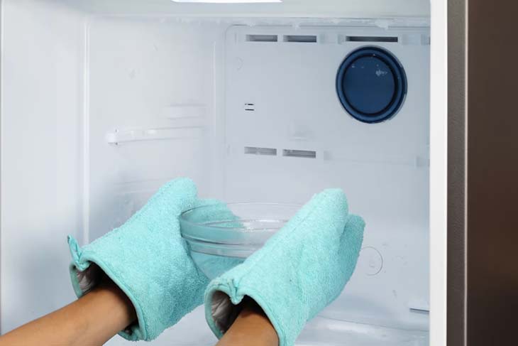 Tehnica apei fierbinți pentru dezghețarea unui frigider – sursă: spm