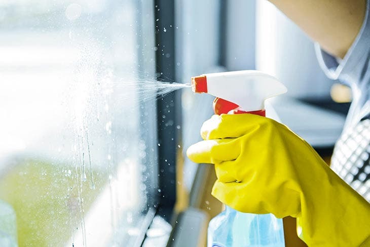 Curățați o fereastră cu o soluție naturală.  sursa: spm